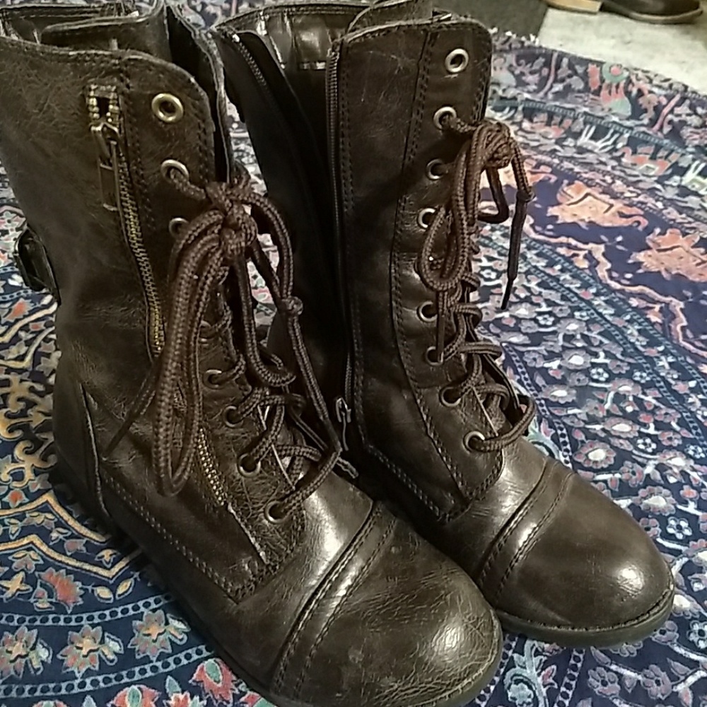 Combat boots with zipper in back